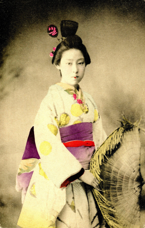 Tokyo Geisha holding a Torioi Amigasa (1905)
“A Geisha dressed in the Genroku style, which was the height of fashion around 1905-1908, holding a Torioi Amigasa, a type of braided reed hat that is particularly associated with Torioi or travelling...