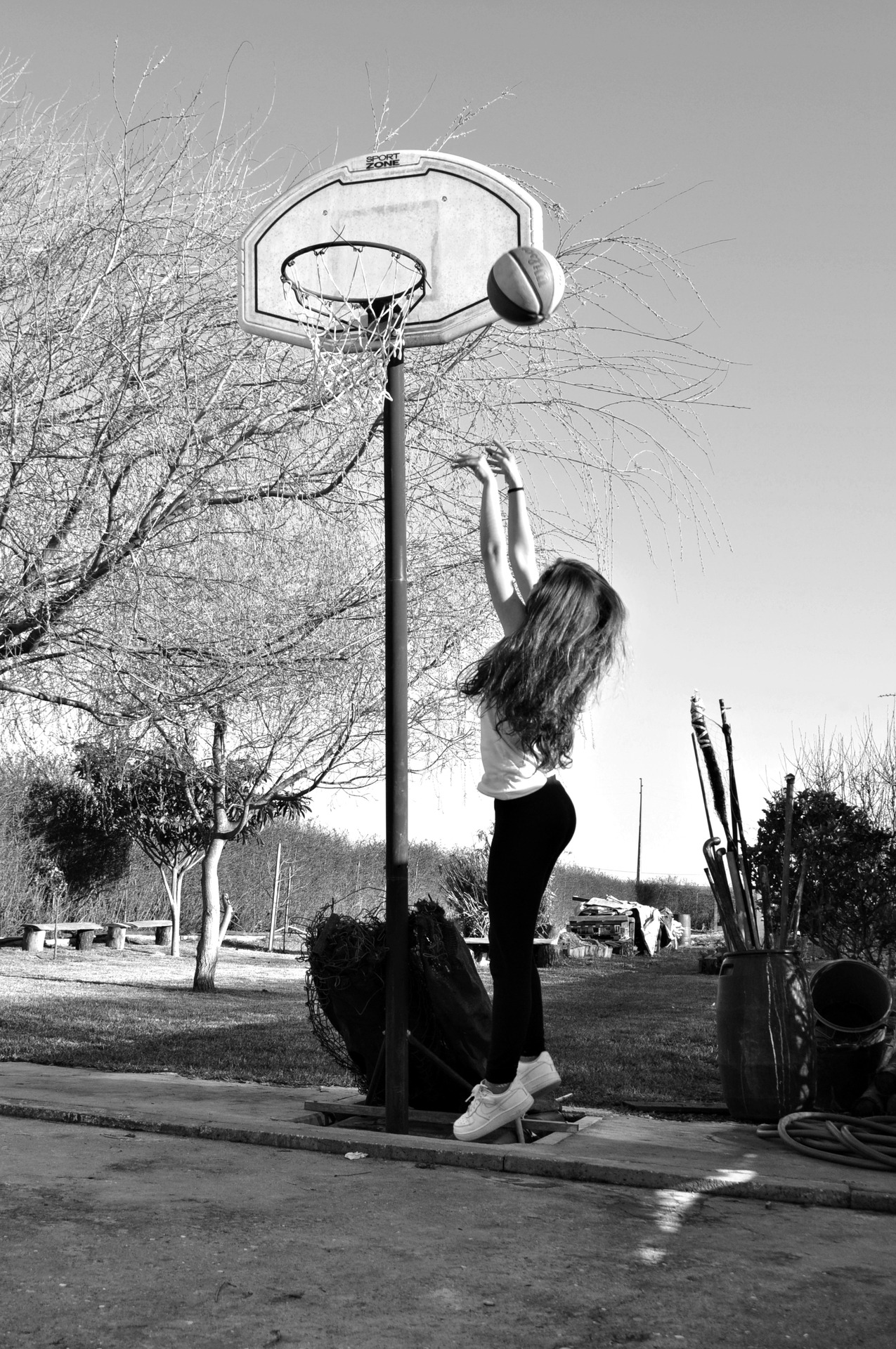 Девушка с баскетбольным мячом со спины
