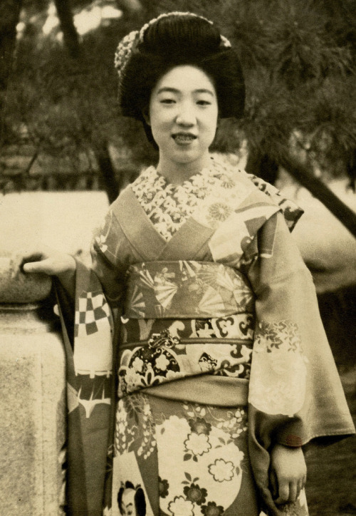 Furumachi Geigi – Niigata 1945
“The geisha of the Furumachi hanamachi (geisha district) in Niigata are called "Geigi”, the Kwantō area term for a geisha, and they have a long tradition dating back around 300 years. Immediately prior to World War II...