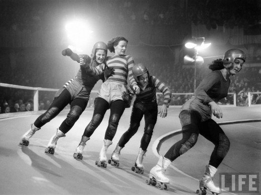 “ Women’s Roller Derby, 1948 (girlsgetbusyzine)
”