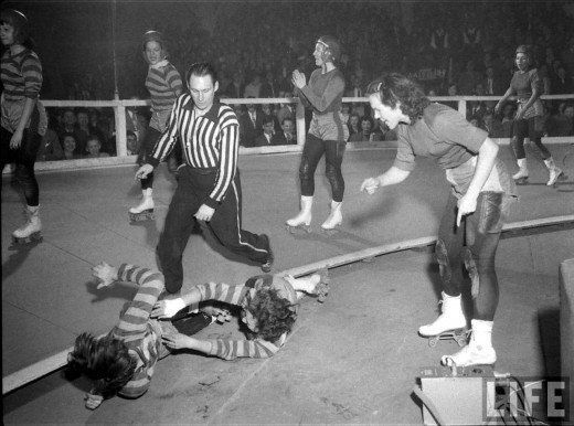 “ Women’s Roller Derby, 1948 (girlsgetbusyzine)
”