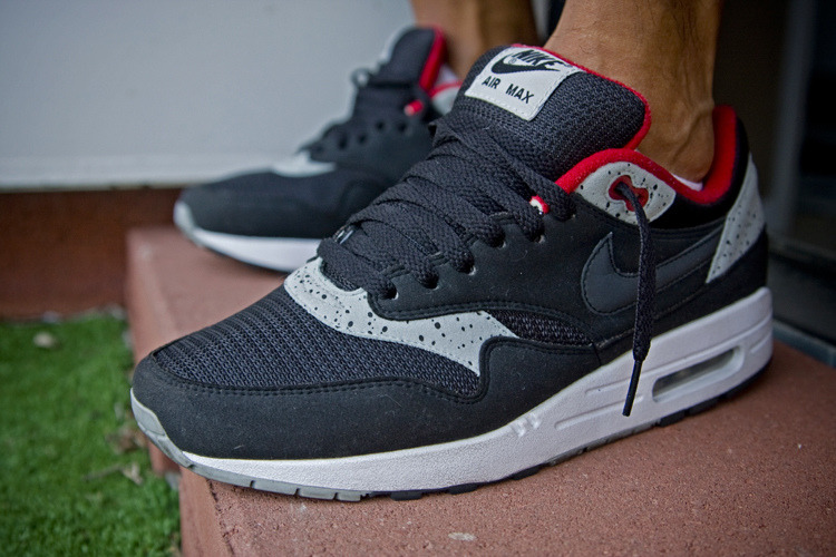 Sweetsoles – Sneakers, kicks and trainers. On feet. Sweetsoles – Sneakers, kicks and trainers. On feet.