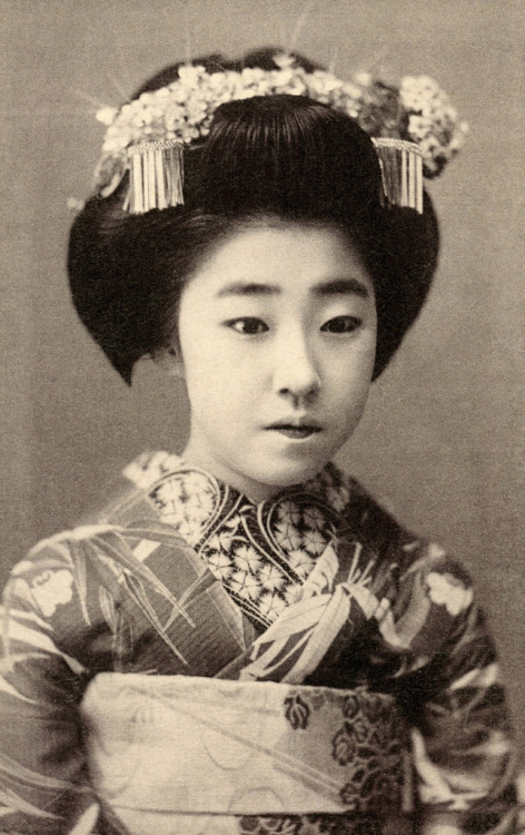 Osaka Maiko Yachiyo II - 1915 „Myōseki (imiona odziedziczone) są często używane przy nadawaniu nowego imienia Maiko (Appishice Geisha) jako znak szacunku dla byłej Geiko (Geisha) i jako sposób na podtrzymanie poczucia sławy przez pokolenia. „...