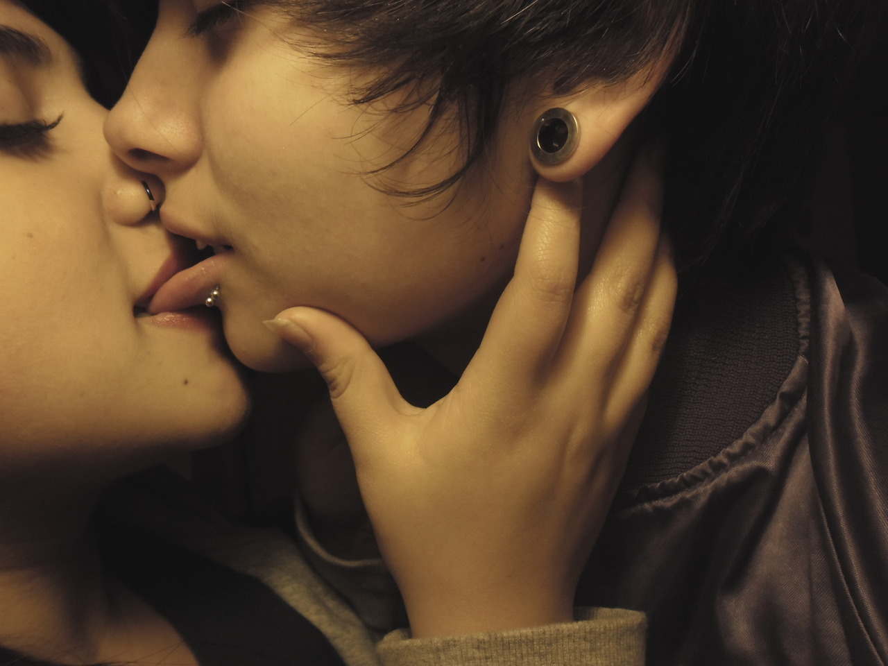 Lesbi viral. Подростковый поцелуй с языком. Поцелуй в засос. Поцелуй девушек взасос.
