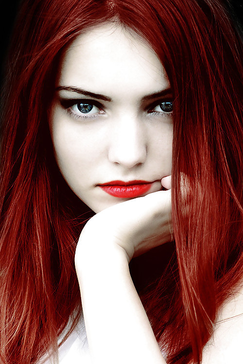 redrule:hot-redheads:Red hair and lipstick.Oh……..MY………!