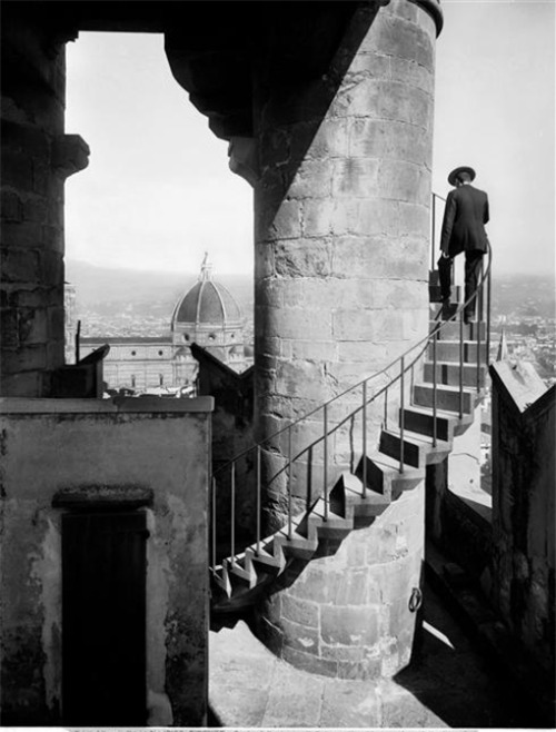 undr: “Fratelli Alinari Scala della torre di Palazzo Vecchio, Florence. 1900-05 ”