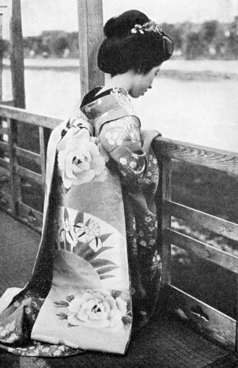 The Maiko Momotaro (1920) „„ The Maiko Momoharu * (Peach Spring) nad rzeką Kamo w Kioto. ”  Zdjęcie podpisane z języka niemieckiego.  ”„ * Chociaż podpis identyfikuje ją jako Momoharu, jestem prawie pewien, że to Momotaro (Little Peach Boy).  Od...