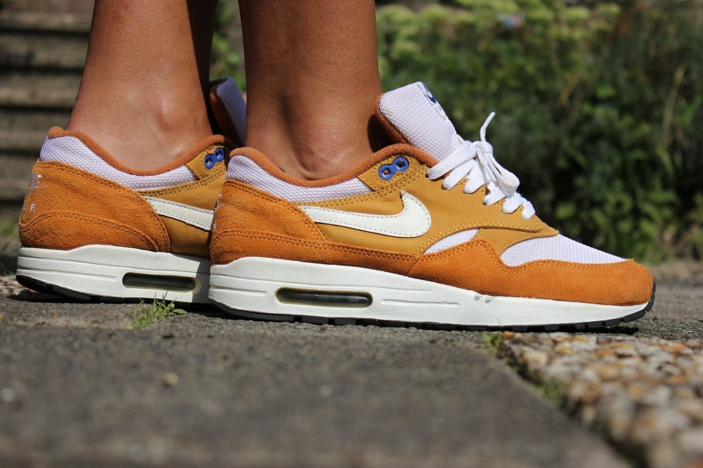 air max 1 curry on feet