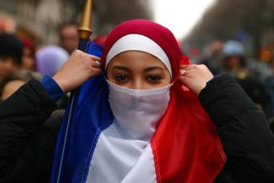 Sombras
En Francia, el Islam vive una especie de renacimiento. Ya son más de 6 millones los que practican allá esta religión. Está penetrando con fuerza entre los jóvenes hijos de inmigrantes. Y sus signos externos son cada vez más visibles, velos,...