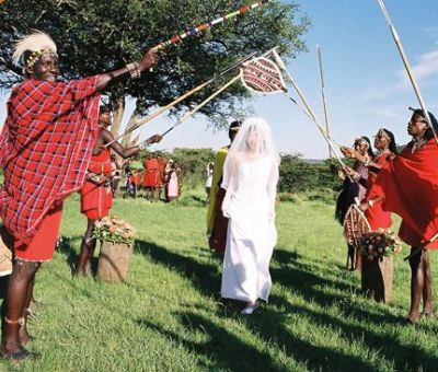 La novia Maasai
Mis hijas se indignan justamente cuando conocen los detalles la condición femenina en la Kenya profunda. Una condición que las somete al status de simples animales de carga y cría, y a la humillación de la poligamia abierta. Pero hay...