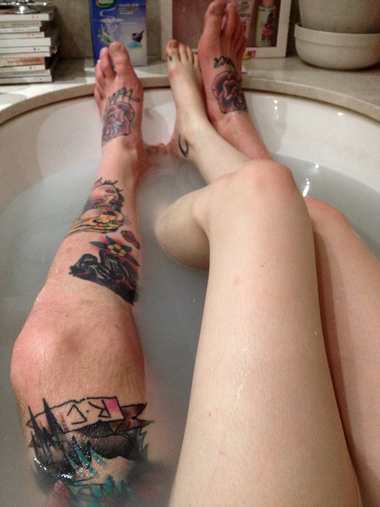 Девушка с татуировкой в ванной
