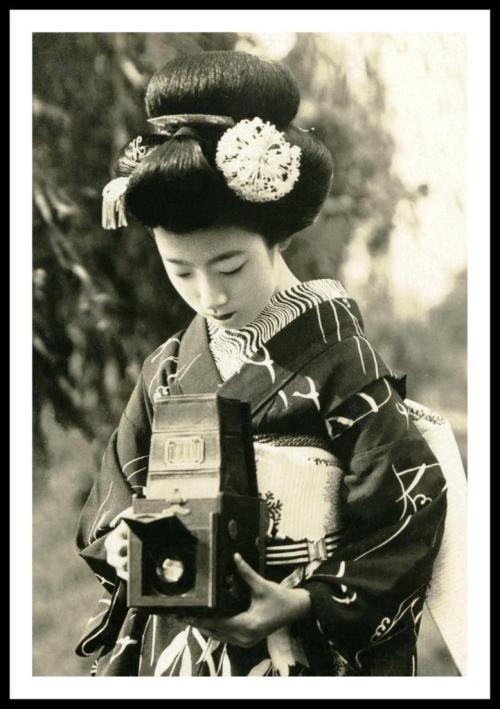 taishou-kun:firsttimeuser:Maiko Hatsuko and Her Camera,...