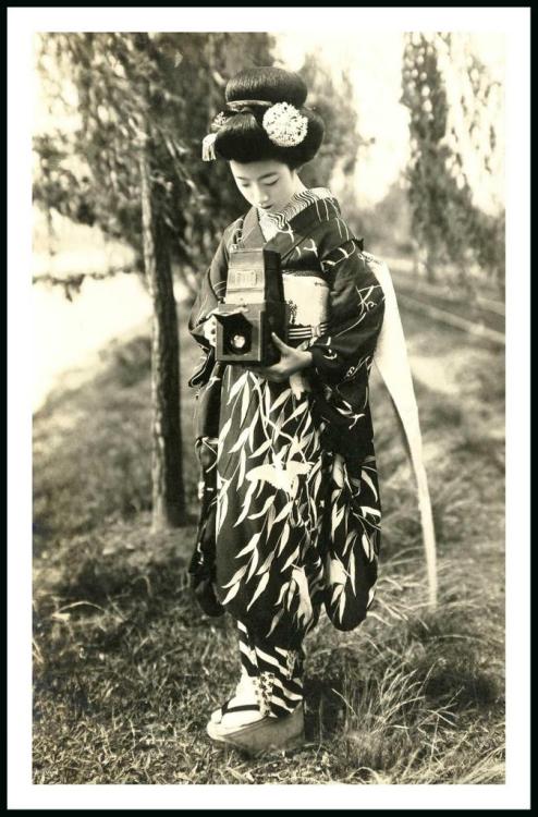 taishou-kun:firsttimeuser:Maiko Hatsuko and Her Camera,...