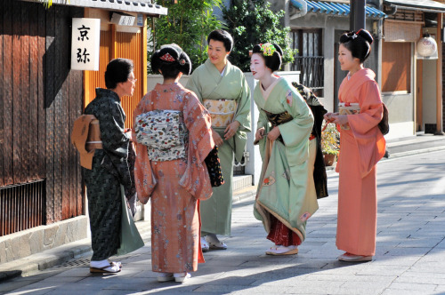 Kotohajime: Miehina (as a maiko) next to her okasan and adoptive mother Haruno (in green kimono)