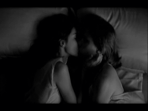 Resultado de imagem para gif lesbica se beijando