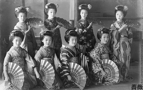 Grupa Maiko z epoki Taisho, w której występują Momotaro i Fumiryu (pierwszy rząd, dwa maiko od lewej)