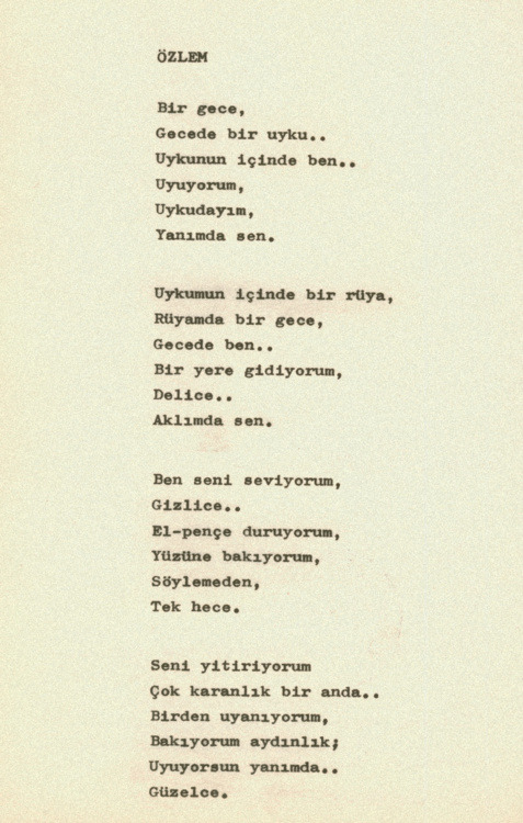 Bir anda текст. Bir anda текст с транскрипцией. Bir anda перевод песни на русский. Транскрипция песни bir anda.