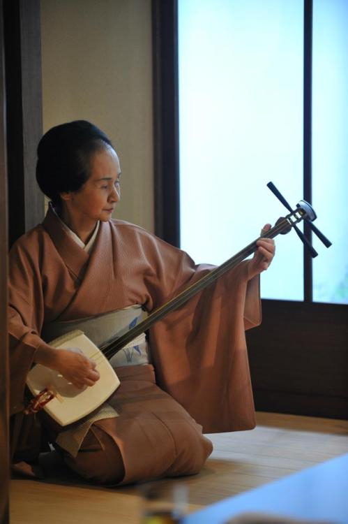 梅乃 女将さん
Umeno’s okasan playing the shamisen