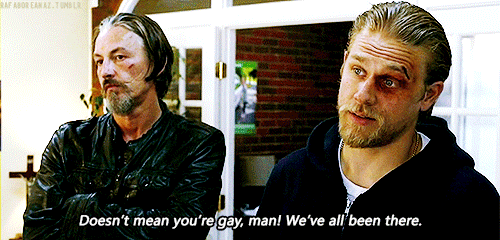 Charlie hunnam homoseksuel scene