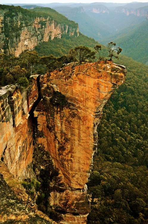 lygophilia:Hanging Rock (by VernsPics)