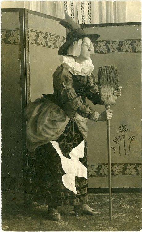 vintage halloween halloween vintage image vintage costume vintage witch costume 1930& 039;s 1930& 039;s halloween black and white photo old photo vintage holiday retro witch old fashioned