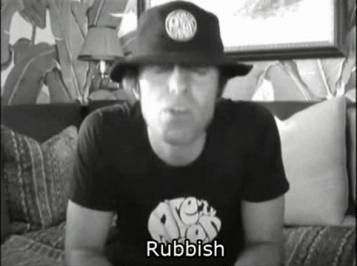Liam Gallagher con cappello alla pescatora e t-shirt Pretty Green shirt in GIF