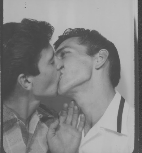 iheartchaos:Illicit gay photobooth kiss would have gotten...