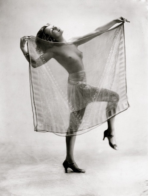 kzmkwoji:Hilde Meyer Kupfer ph.Veiled dancer (1930′s)