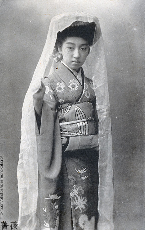 A postcard, one hundred years ago
“ October 9th, 1912
Dear new friend,
[…]This is one of most famous singers (geisha) in Tokio. […] Her name is Teruha and I hope you to remember this.
”
(source)