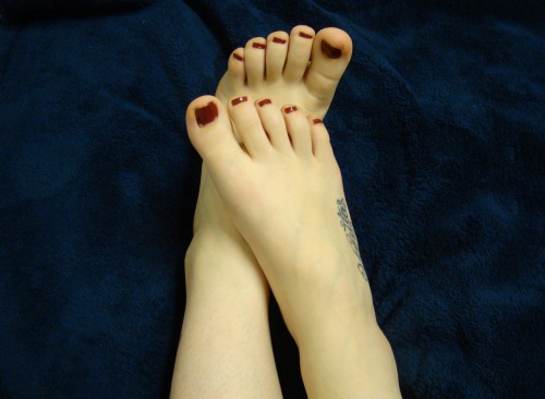 feetzhellyeah:Cute toes ^^Hammer geile füsse