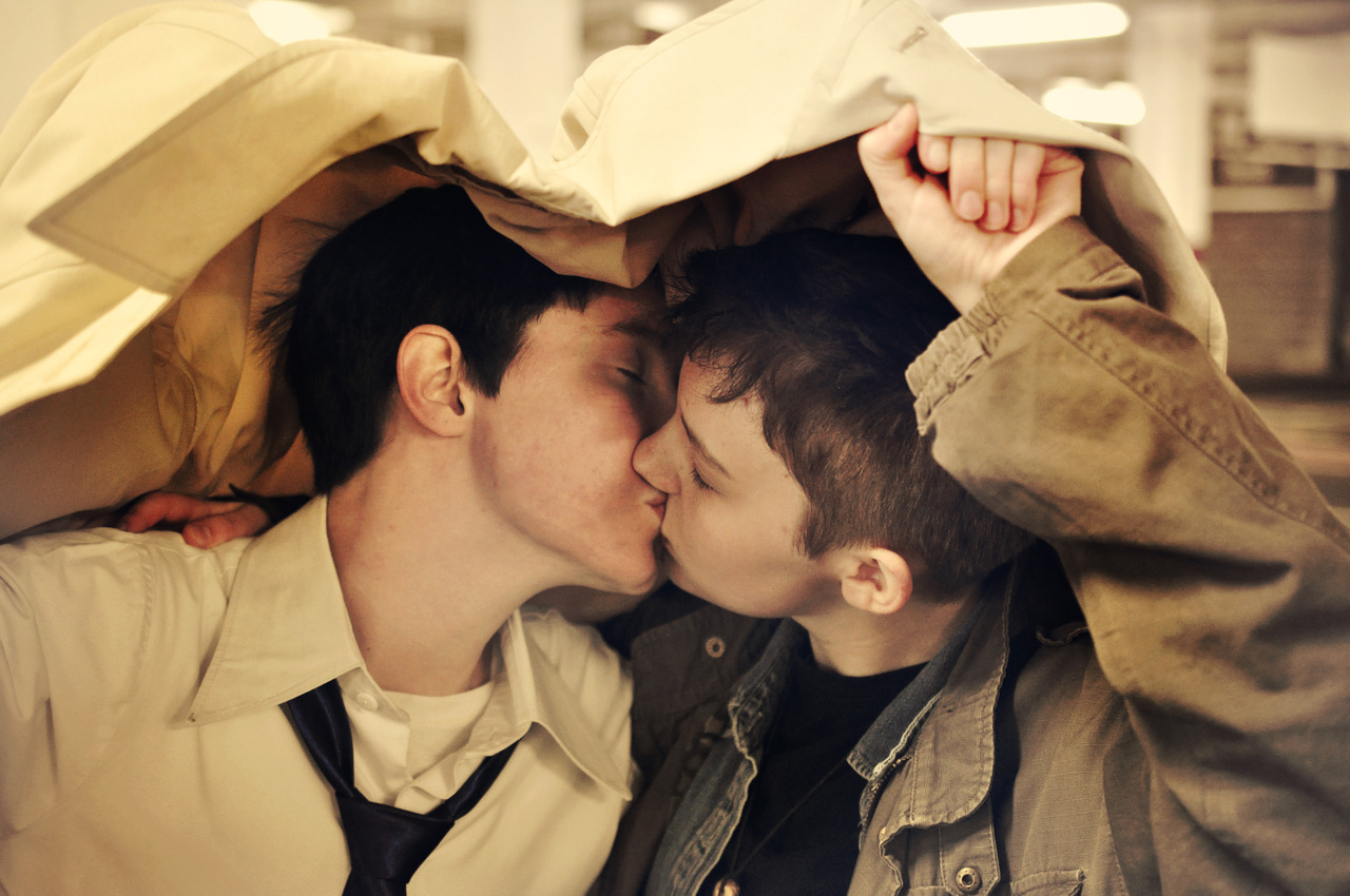Гейские поцелую. Поцелуй парней. Любовь двух мальчиков. Два парня целуются. Однополая любовь юношей.