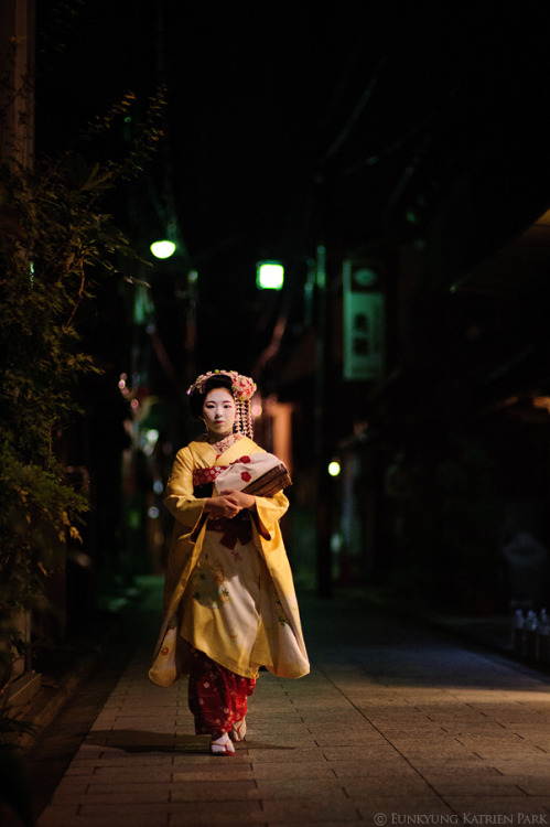 Young Maiko on the Miyagawacho at night - Toshimomo