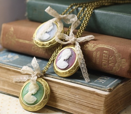 Pemberly locket jane austen Regency Regency era georgian vintage vintage jewelry