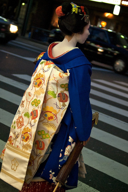 Maiko Sayaka (Gion Kobu)
Maiko at crosswalk (by aly w)