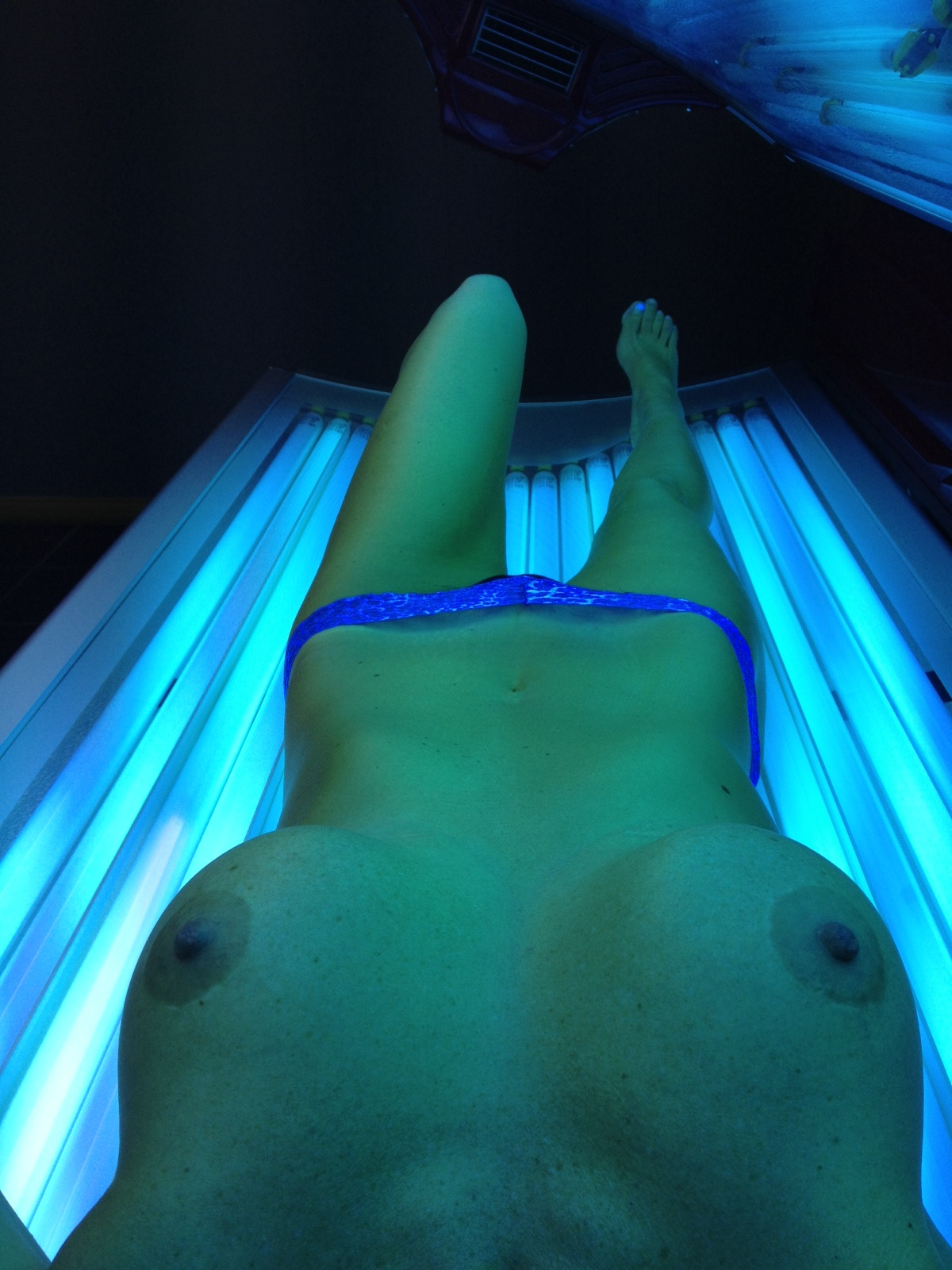 Nude tanning