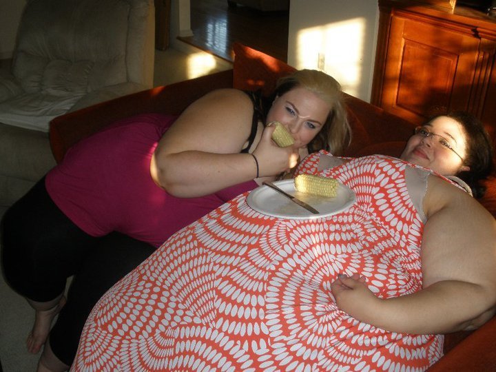 brendakthedonutgirl:
“pardonmewhileipanic:
“That time I used Big Cutie Echo’s belly as a table so I could eat corn on the cob at a BBQ lol
”
You guys are so inspirational
”
This is one of my fav pictures!!!