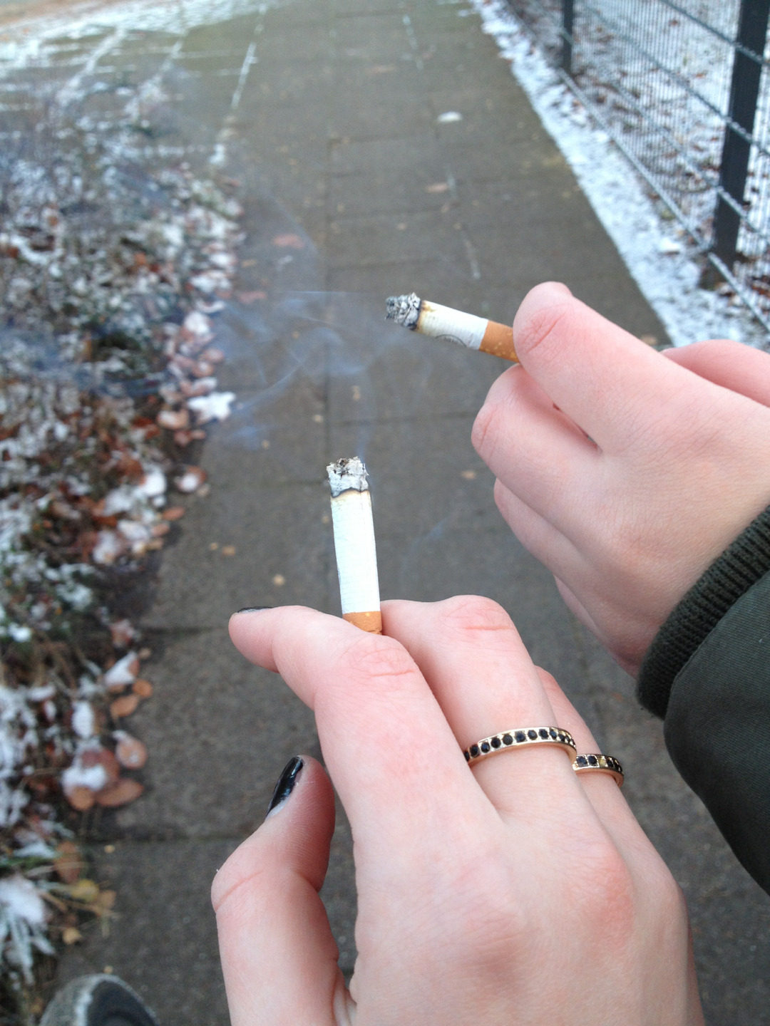 Рука с сигаретой