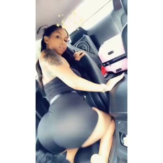 kathyconkreal:  Bounce that ass like nicki