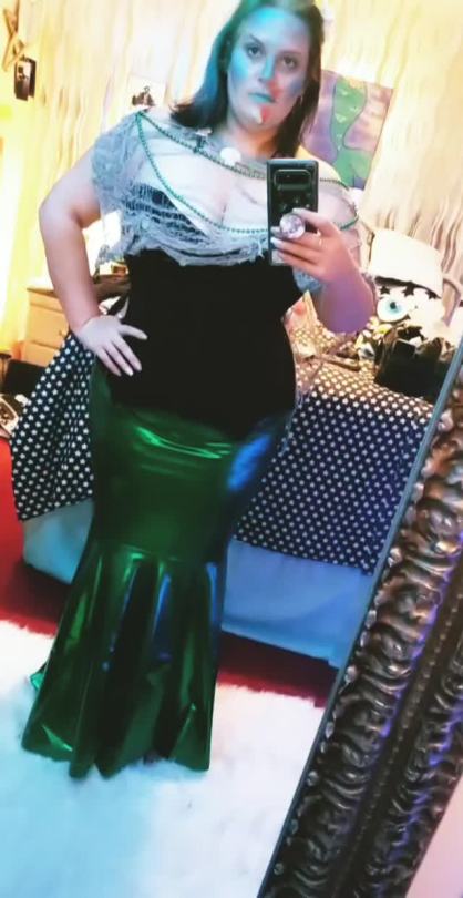 gory-mermaid:  Mermaid costume is perfect.   Amazing, and those fish hips whooooo