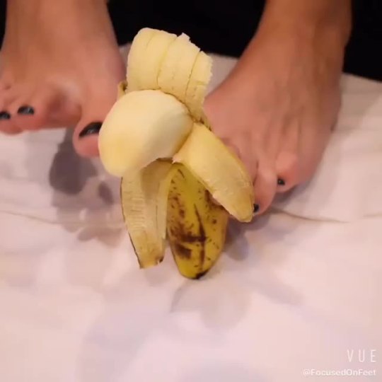 feet4urmeat:  focusedonfeet:  Held it an peeled it…..  Feet worth a thousand loads