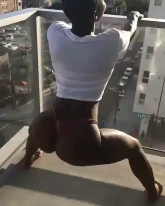 cudamittwerk:    I WOULD HIT THAT ASS RIGHT
