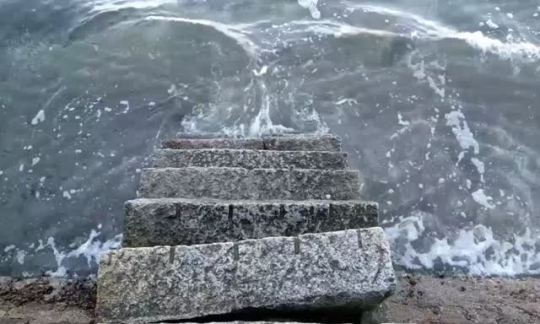 wonderbound: there’s something about the sight of steps leading down into the water. it feels like the ocean telling me to come home 