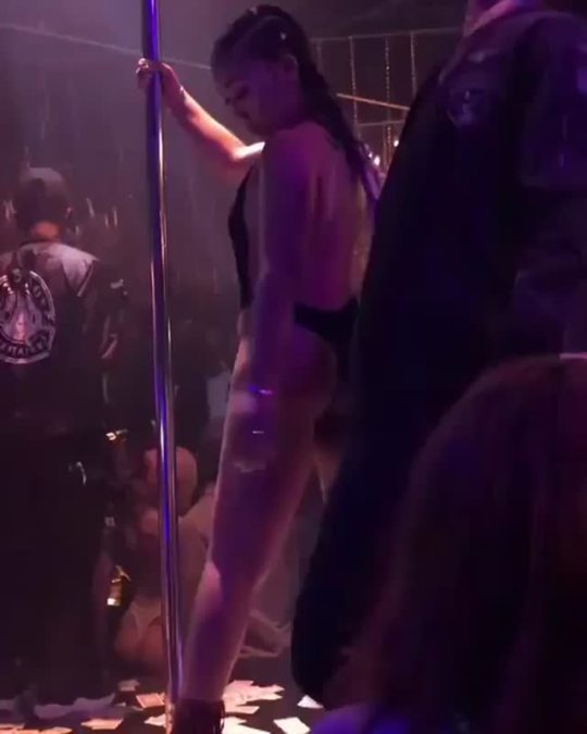 fantasticokidd:  jeb649:      Boonk Boonk’s 🍑 looked nicer than the stripper’s and apparently the camera guy thought so too🤣💯😍  🎂🎂🎂🎂🎂🎂