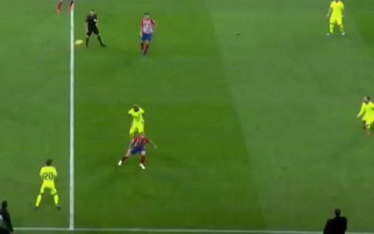 crazy8iniesta: Messi with a new type of ball control + nutmeg. 👑🐐 