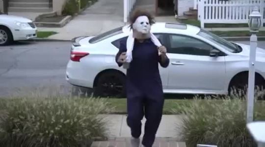jennlee44: jonesywrites:  d-structive:  adriheavymetal:  Michael Myers 😄😄 🔪 🔪 😂 😏  I want a movie EXACTLY like this one. With soundtrack and all.   🤣   😂😂  I laughed way to hard at this. Here is the full video from Youtube.