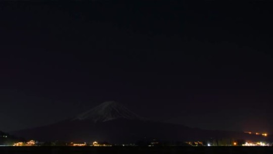 isay:  chintakaya:  chintakaya:  At Mount fuji   Forget the rest of the fireworks around the world, these are the best. HNY. 