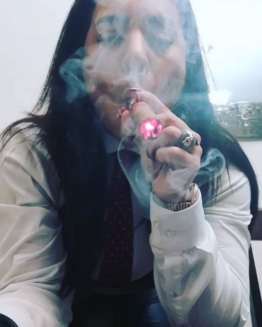 cigarashqueen: #happysmokeynewyear2019 #cigar #smokerings #tie #leather 