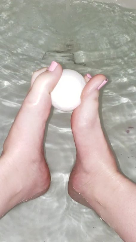 sexysouthernfeet:  After a long day it’s time to relax with a nice hot bath. Care