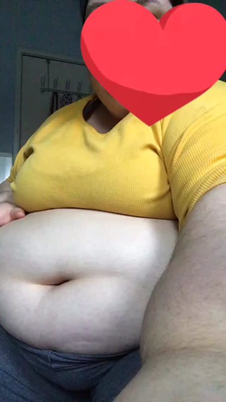 cute-fattie:  Buy my Snapchat and watch my jiggle my belly and more!!!!! And yes I show my face on snap 🥰🥰