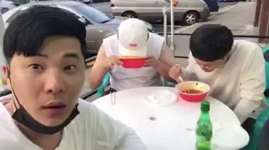 viejospellejos:  Comer noodles con la gorra puesta…¡¡¡EEERROOOOORRR!!!